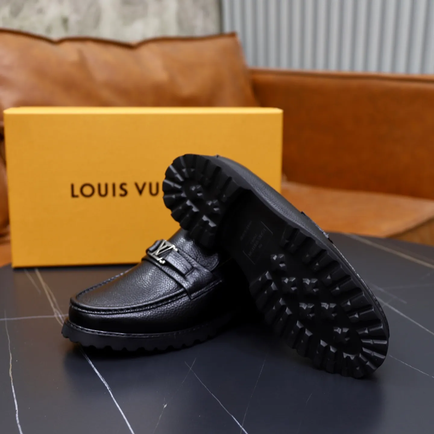 Men's men's shoes💰600💰Louis Vuitton LV men's classic Oxford shoes, men's business formal boutique leather shoes, classic style, almond kernel exquisite toe, ultimate art, the whole shoe is made of imported cow leather (open edge beads), carefully selected, fine pores, excellent gloss, soft texture, strong toughness, durable and not easy to deform, apricot calf leather lining, soft, comfortable, sweat-absorbent and breathable. Foam outsole, original box and dust bag packaging! Size: 38–44 (45/46 customized)